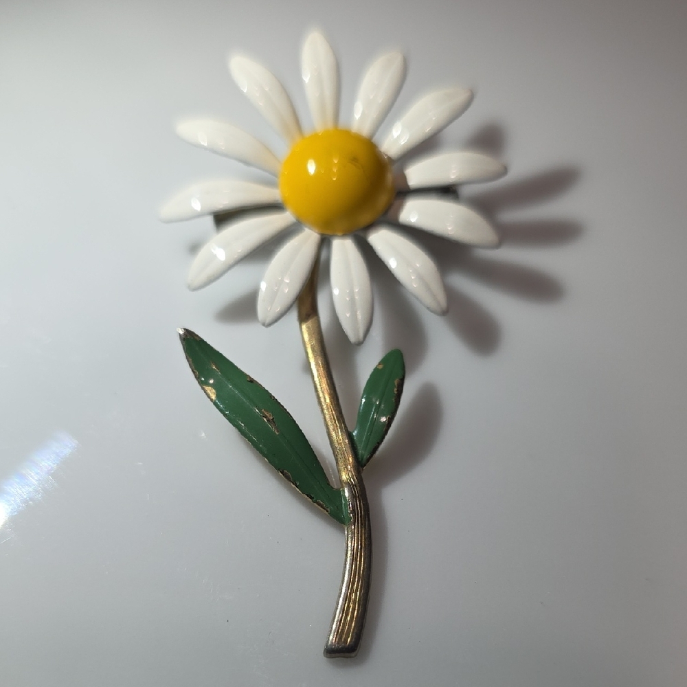 Daisy Flower Brooch